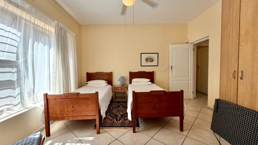 5 Bedroom Property for Sale in Mountainside Western Cape